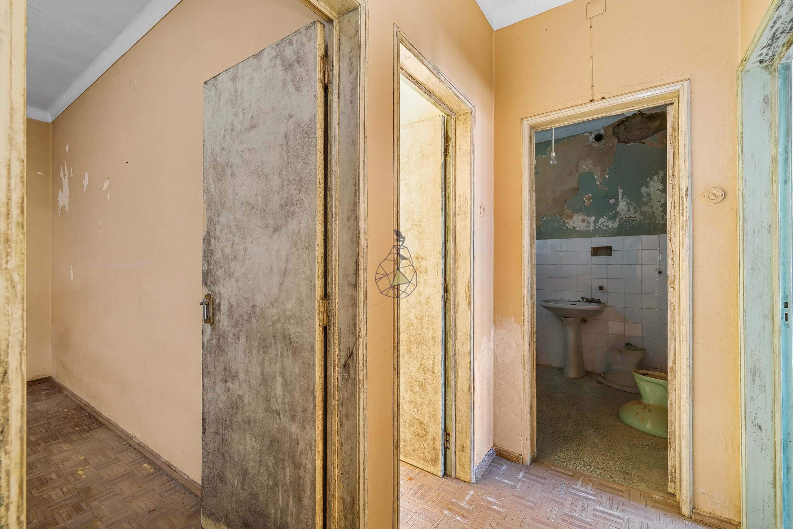 Bedrooms/Bathroom doors before