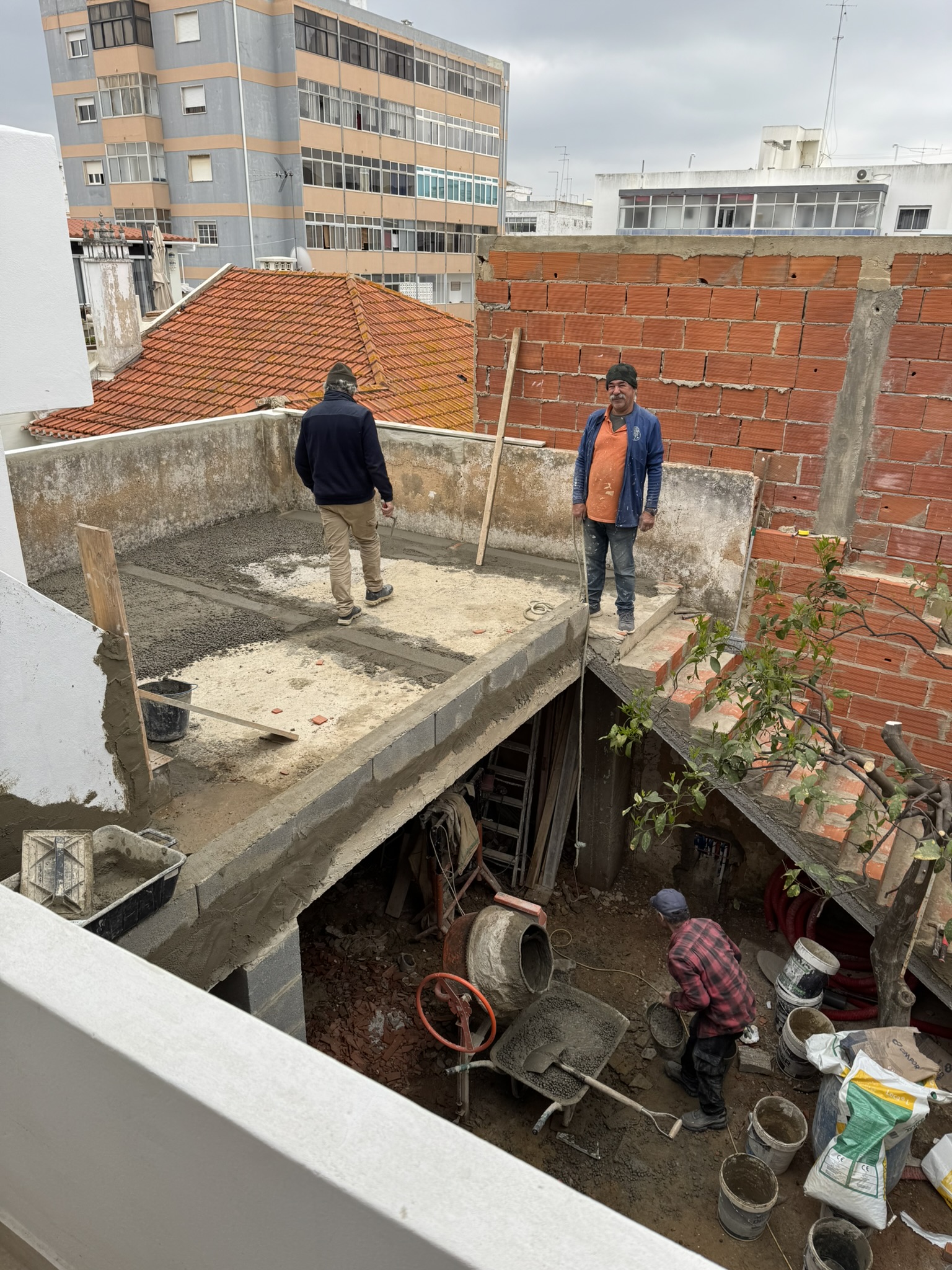 pouring the concrete for the mezzanine terrasse