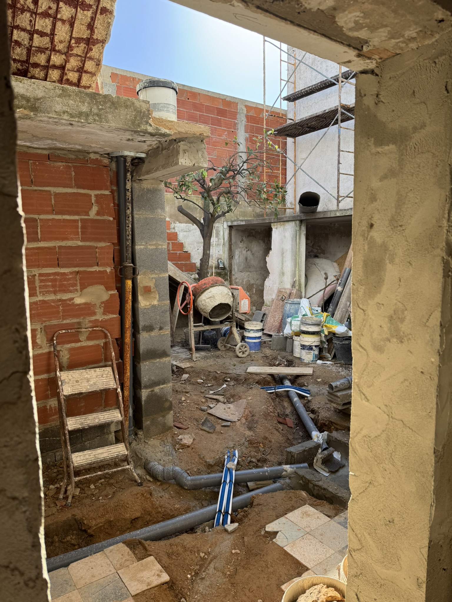 Courtyard pipe junction