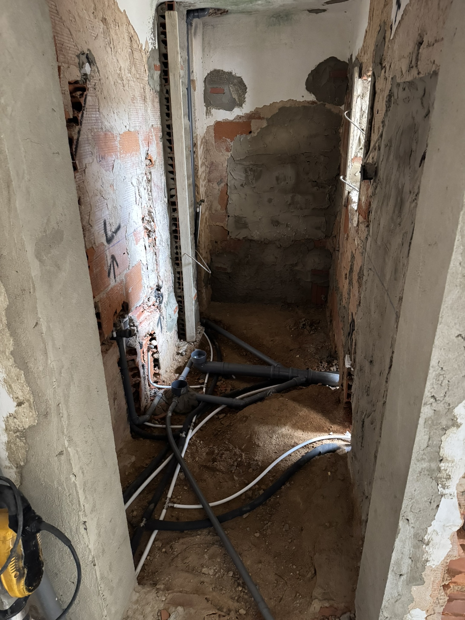 Masterbedroom bathroom pipes