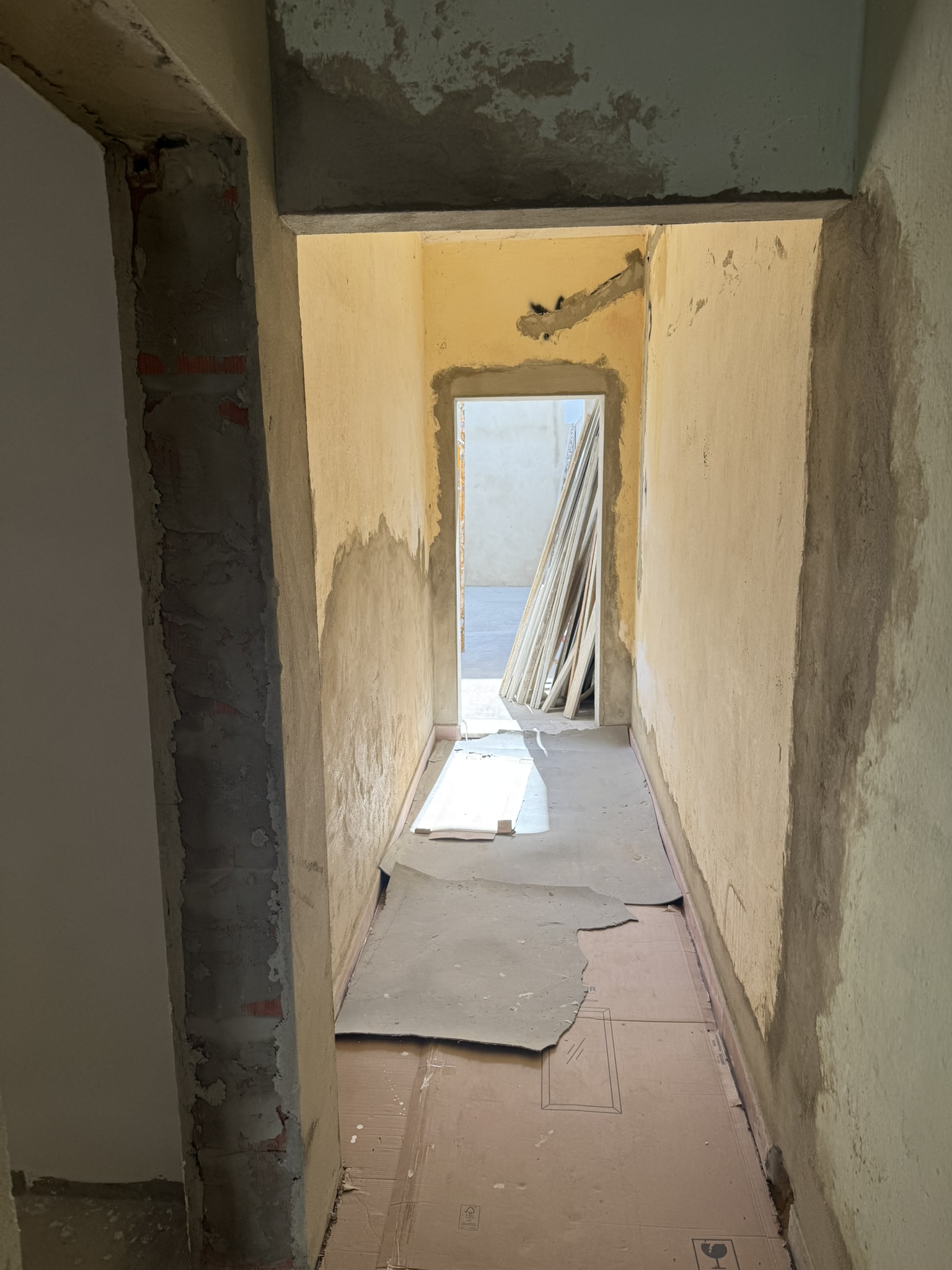 passage to courtyard