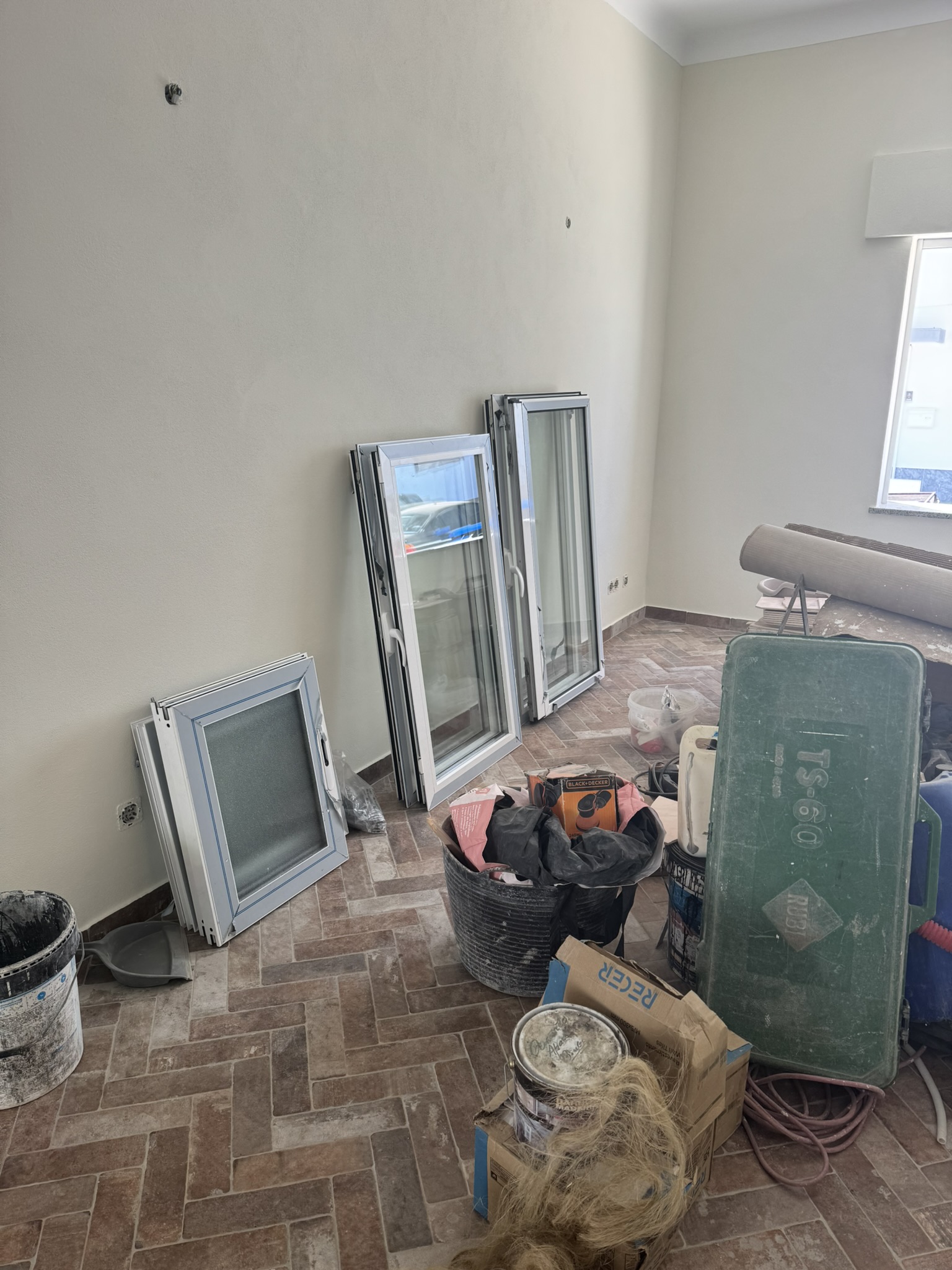Windows arrive